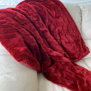 Crimson Faux Fur and Velveteen Throw Blank…